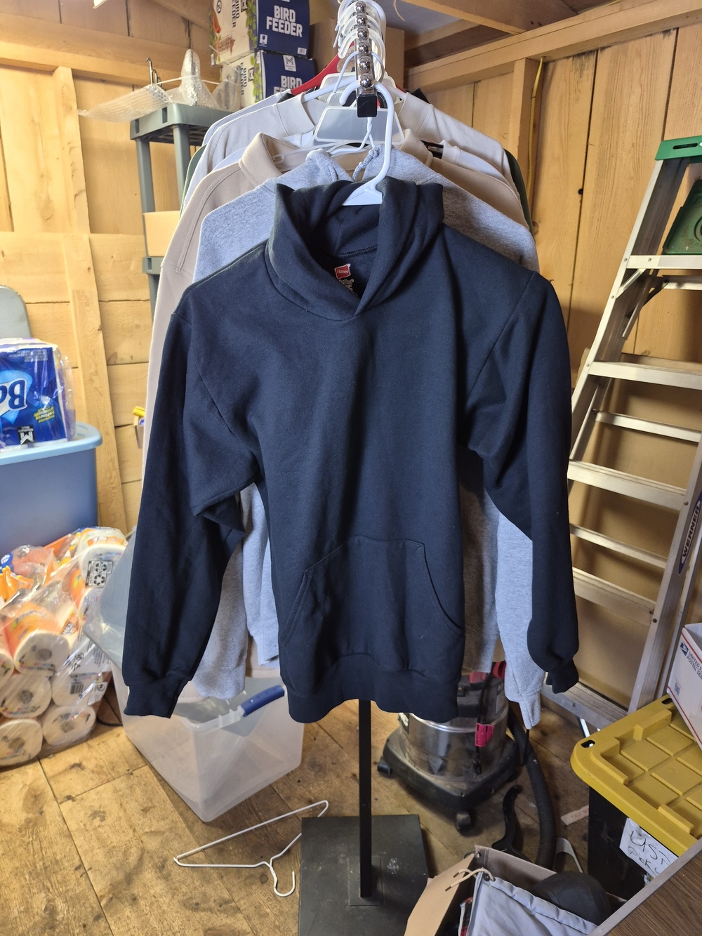 Hanes Black Pullover Hoodie with Kangaroo Pocket Bin 42
